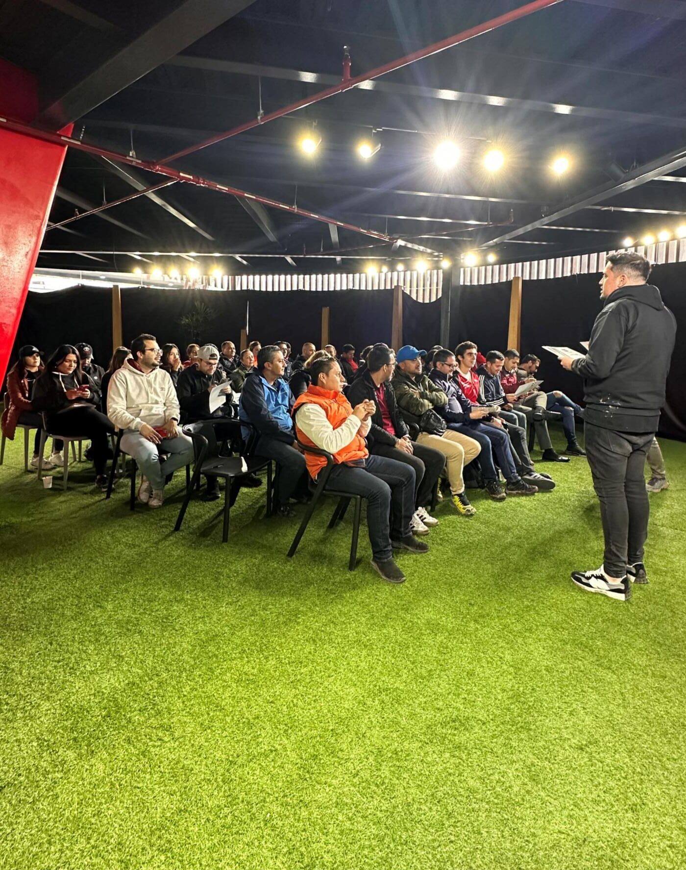 Jornada teórica con un grupo numeroso de participantes en un salón