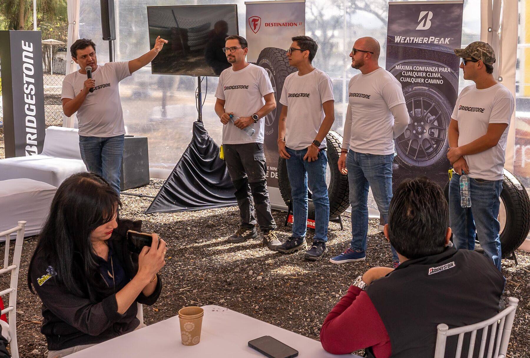 Capacitación de AutoNation a un equipo comercial durante una jornada técnica