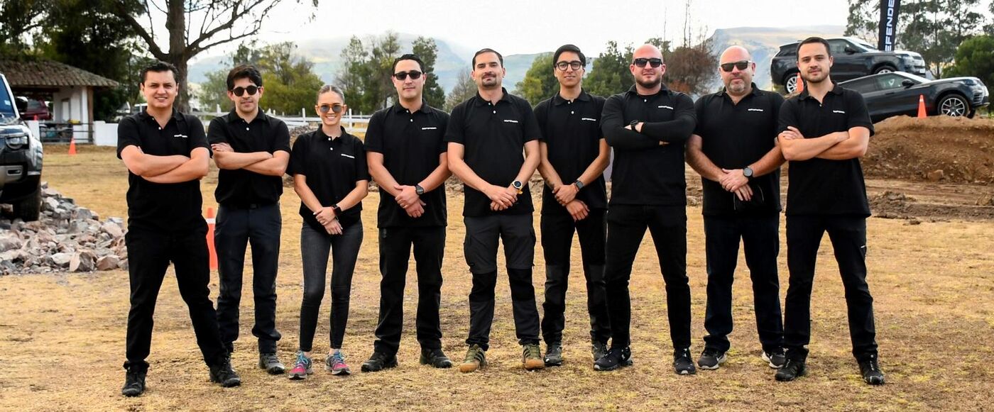 Equipo de AutoNation uniformado en el terreno antes de un evento